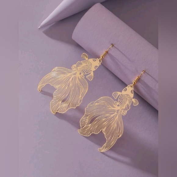 Gold fish Earrings - Picture 6 of 7
